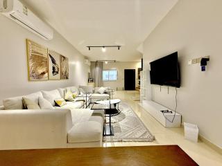 Elegant 2BR Apartment with Balcony NZL262 - 8
