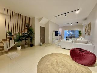 Elegant 2BR Apartment with Balcony NZL262 - 0