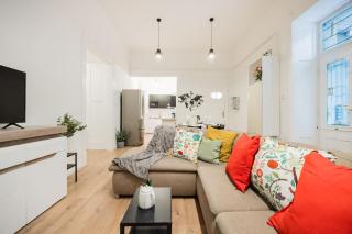 Cozy 4-Bedroom & 3-Bathroom Stay for Groups - 5