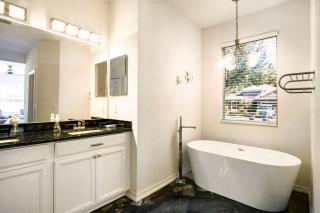 Riverview Oasis Pool, Spa & Family Arcade Fun - 4