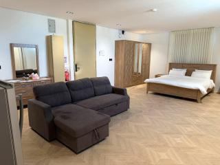 Spacious Modern Studio with TV, Kitchen & Desk - 6