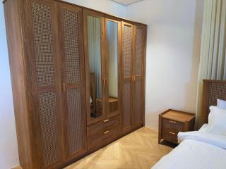 Spacious Modern Studio with TV, Kitchen & Desk - 4