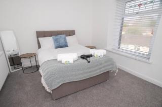 The City Nest – Stylish 3-Bed House - 8