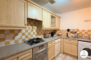 Central Woking 2 Bedroom 2 Bath Modern Apartment with Parking - 2