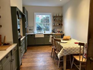 The Shrubbery-Superb Modern home-6 beds-sleeps 11 - 8