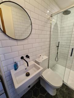 The Shrubbery-Superb Modern home-6 beds-sleeps 11 - 6