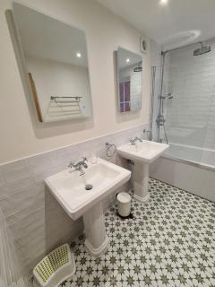 The Shrubbery-Superb Modern home-6 beds-sleeps 11 - 3