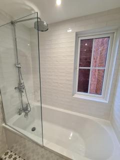 The Shrubbery-Superb Modern home-6 beds-sleeps 11 - 1