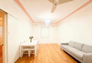 Quiet Guest Room in Burwood - 2