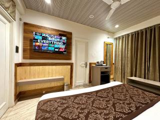 Naini Lake View The- Gwen -Stays Mall Road - Lake View Rooms Types- Prime Location - Best Luxuary Hotel In Nainital - 1