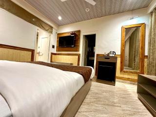 Naini Lake View The- Gwen -Stays Mall Road - Lake View Rooms Types- Prime Location - Best Luxuary Hotel In Nainital - 1