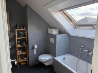 Room with king size bed and Bathrrom at a duplex - 3