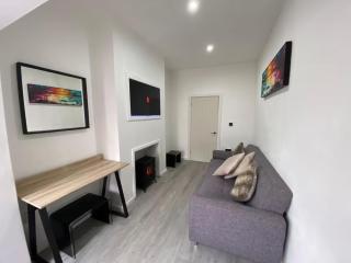 Central Cardiff townhouse for groups & families - 8