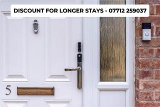 Modern 5 Bed House in Bedford Perfect For Contractors - 9