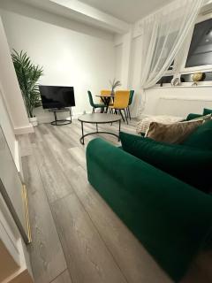 Stylish 2-Bed Flat - 15-Min Walk to London Bridge - 0