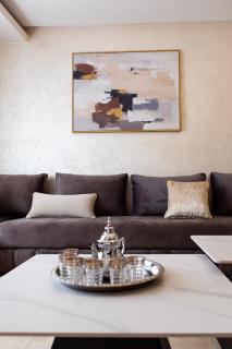 Upscale 2BR Apartment with Luxurious Touches & Pool - 4