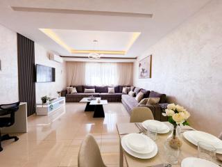 Upscale 2BR Apartment with Luxurious Touches & Pool - 9