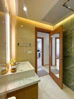 Upscale 2BR Apartment with Luxurious Touches & Pool - 5