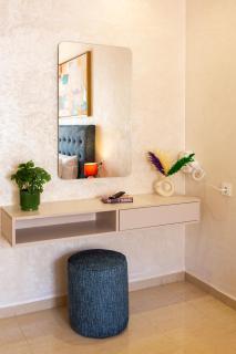 Upscale 2BR Apartment with Luxurious Touches & Pool - 7