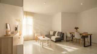 Spacious 2-Bedroom Apartment - Walk to Isla Mágica - AC - Premium Bed - 4