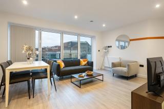 2 Bedroom Apartment - Close to Central London - Smart TV's & PRIVATE BALCONY- Parking Available - 0