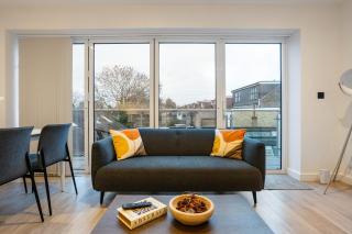 2 Bedroom Apartment - Close to Central London - Smart TV's & PRIVATE BALCONY- Parking Available - 4