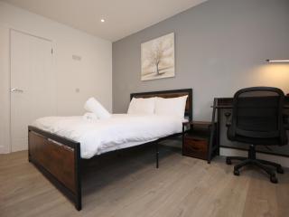 Church Leaze by N And N Stays, Huge 6 bed house all ensuite rooms, Contractor Friendly, Close to YTL Site, Private Parking and Fast Wifi - 3