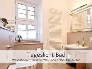 GRÄFIN AMALIA - Apartment in der Hinterburg in Schlitz - direkt an der "Größten Kerze der Welt" - 2 Schlafzimmer - mit Aufzug, Parkplatz, E-Ladestation & Garten - Hunde willkommen - 2