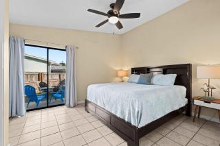 5 Min Walk to Sand - King Bed - Private Yard - 8