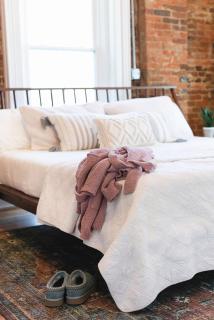 East Main Your Merry Modern Downtown Getaway - 0