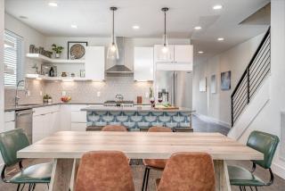 Riff & Rest - 2 Stylish Homes - Mins to Germantown - 6