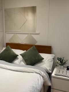 Stylish 1BR Workspace Parking central London - 4