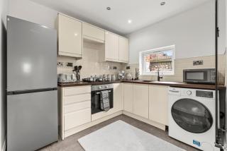 3BR Home, Driveway Parking, 1GB WiFi - 4