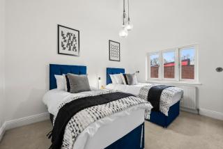 3BR Home, Driveway Parking, 1GB WiFi - 1