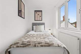 3BR Home, Driveway Parking, 1GB WiFi - 2