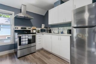 Niagara Falls Retreat 2BR with Parking - 7