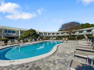 Hidden Beach Villas 111 l Heated community pool l Tennis and Shuffleboard l Across from the Beach - 8