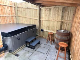 The Snug in Whitchurch with Hot Tub - 2