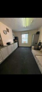 Private double bedroom close to town centre - 1