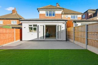 Modern 4-Bed Home Parking Chester Sleeps 7 - 0