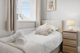 Modern 4-Bed Home Parking Chester Sleeps 7 - 9