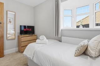 Modern 4-Bed Home Parking Chester Sleeps 7 - 8