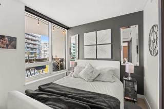 Modern Chic Apartment with Balcony & Workspace - 7