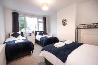 Spacious 3-Bedroom Flat,-Free Parking & Wifi, Sleeps 10 - 8