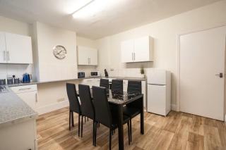 Spacious 3-Bedroom Flat,-Free Parking & Wifi, Sleeps 10 - 1
