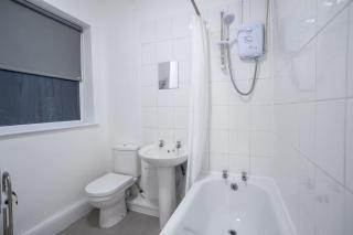 3-Bedroom Flat-Free Parking & Wifi, Sleeps7 - 2