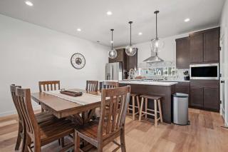 Focus Up at the Mountains Ski Retreat Hot Tub MTN Green - 7