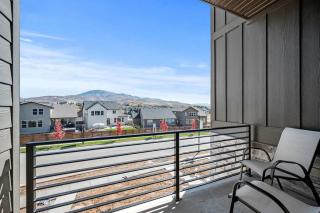 Focus Up at the Mountains Ski Retreat Hot Tub MTN Green - 4