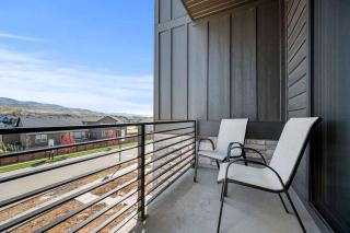 Focus Up at the Mountains Ski Retreat Hot Tub MTN Green -  - 3