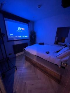 The Connaught Suite - Inc Private Hot Tub - 2